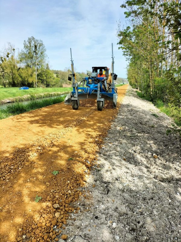 Réglage de la couche de finition pour un chemin sur digue à Ménétréol sous Sancerre